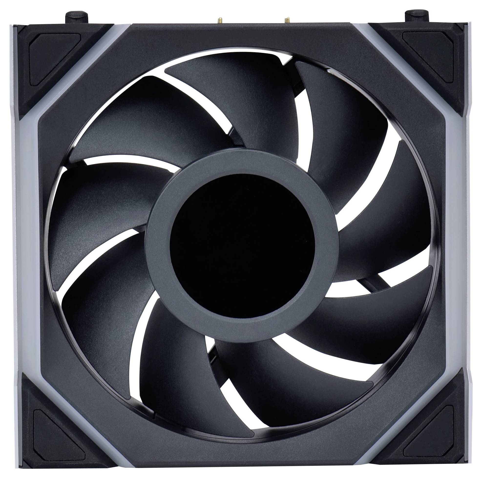 Un ventilateur d'ordinateur noir avec plusieurs pales est installé dans un cadre carré.