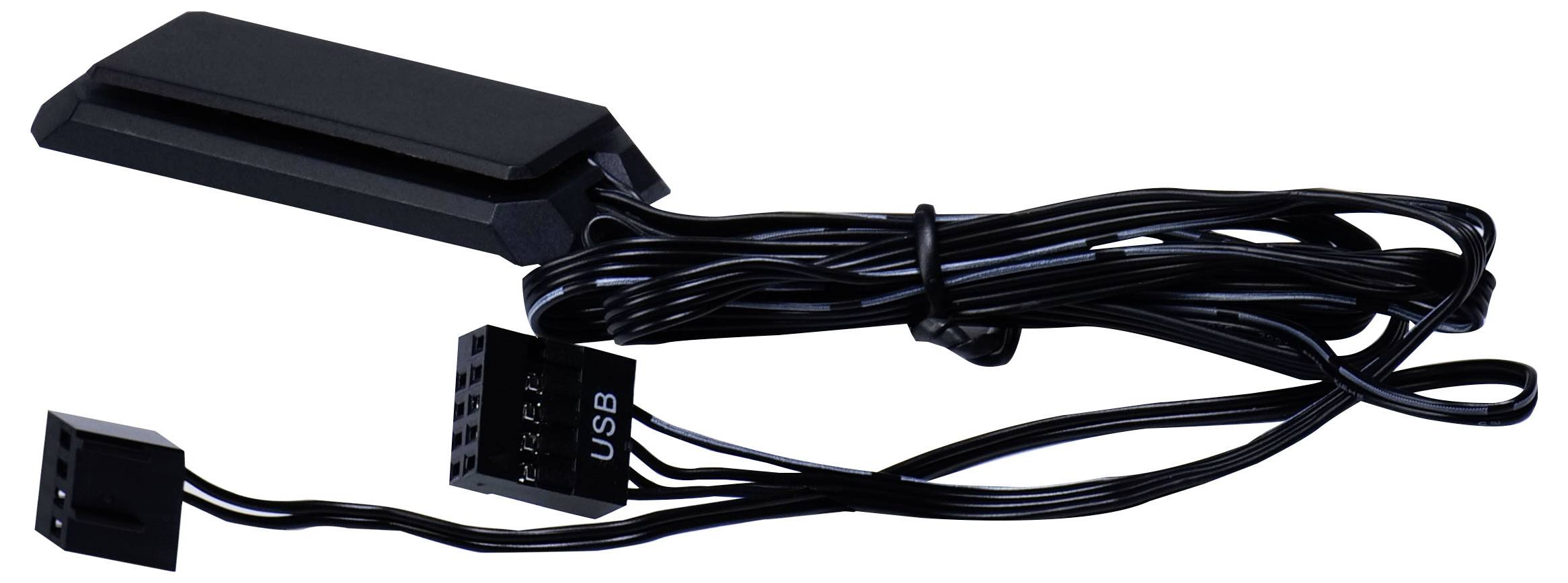 Un câble noir et long avec deux connecteurs et une partie rectangulaire en plastique. Il semble s'agir d'un câble de connexion USB.