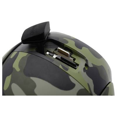 Une souris d'ordinateur avec un motif de camouflage vert et un compartiment à piles ouvert.