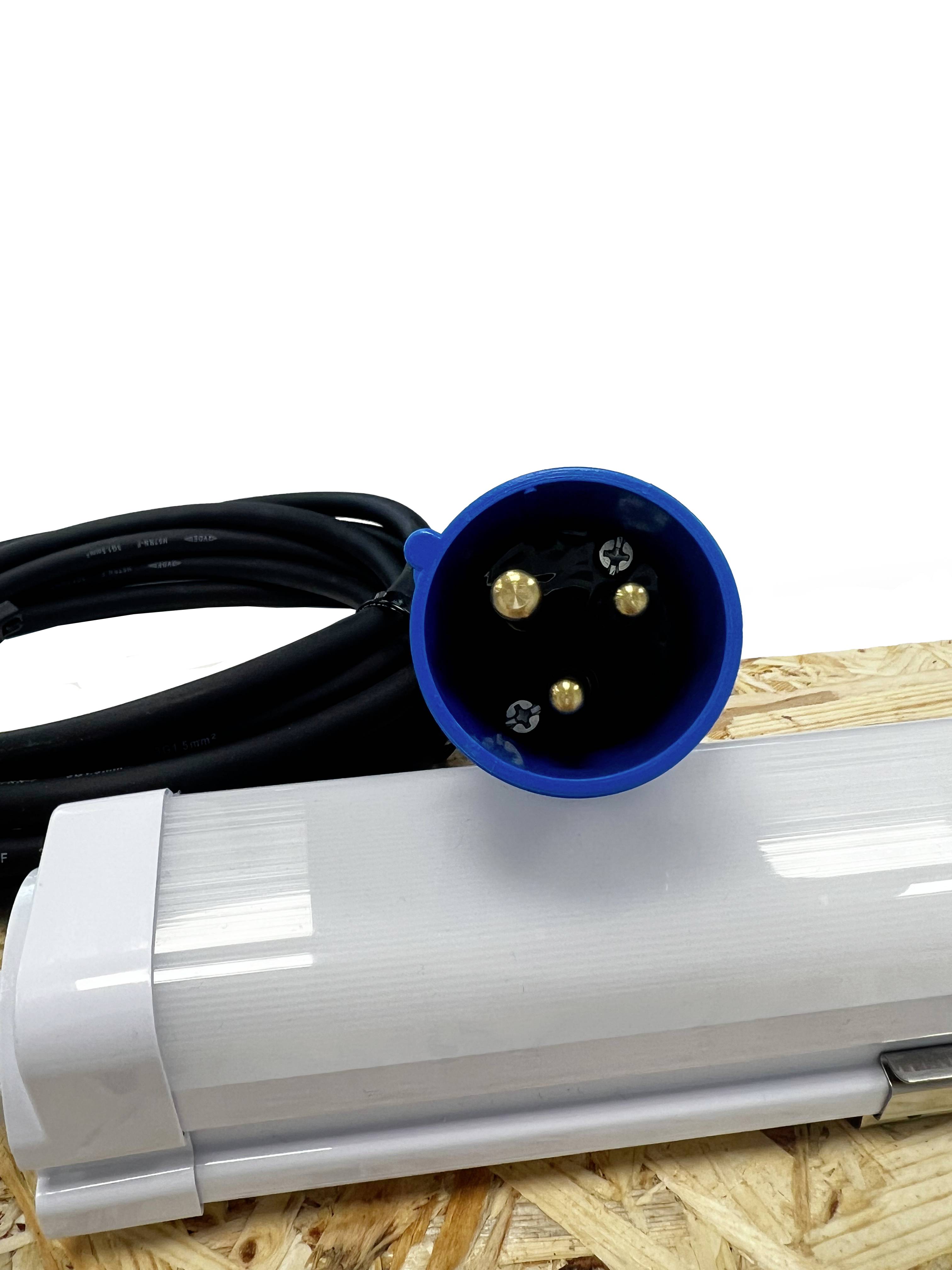 La lampe avec connexion de câble bleue repose sur une planche de bois.