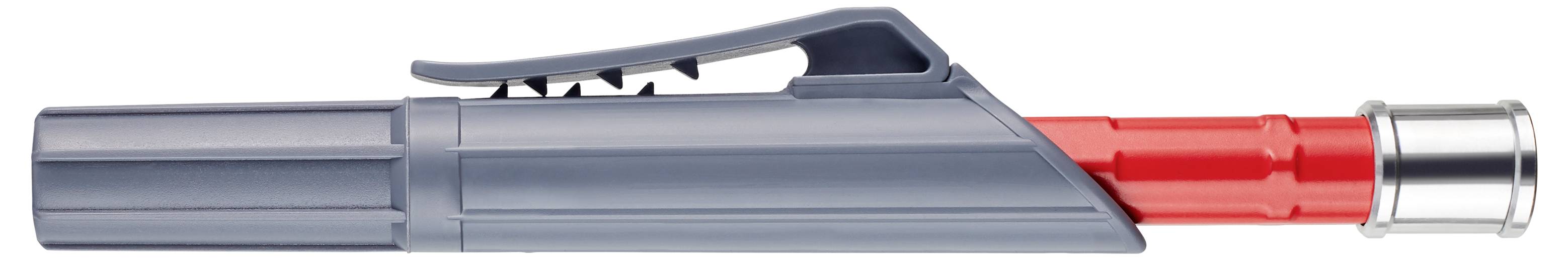 Outil en plastique gris et rouge avec une buse métallique, ressemblant à un jouet ou à un accessoire souffleur, présenté en vue de côté sur un fond blanc