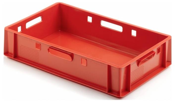 Boîte en plastique rouge de forme rectangulaire, avec des parois latérales basses et des ouvertures de préhension sur les côtés courts, sur un fond blanc.
