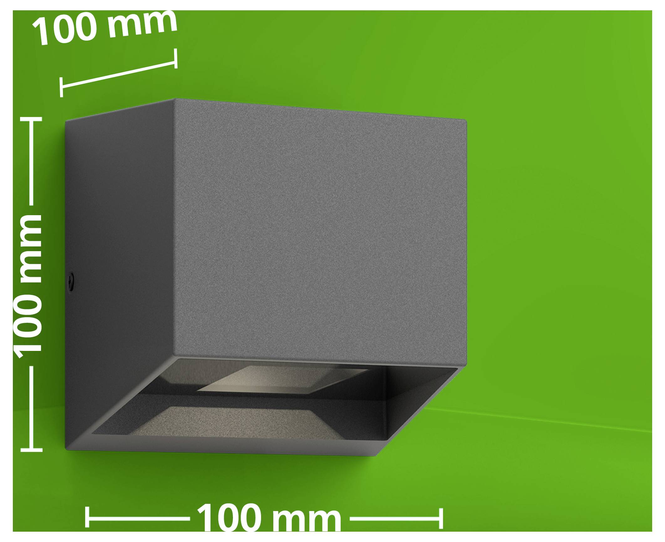 Lumière murale cubique grise avec fond ouvert, présentée avec des étiquettes de dimension indiquant une largeur, une hauteur et une profondeur de 100 mm sur un fond vert.