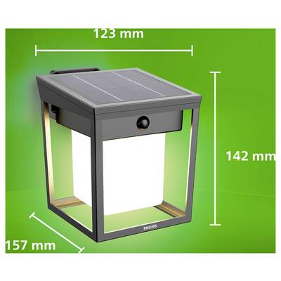 Lanterne solaire avec panneau supérieur et capteur, présentée avec les dimensions 123 mm de large, 142 mm de haut et 157 mm de profondeur sur un fond vert.