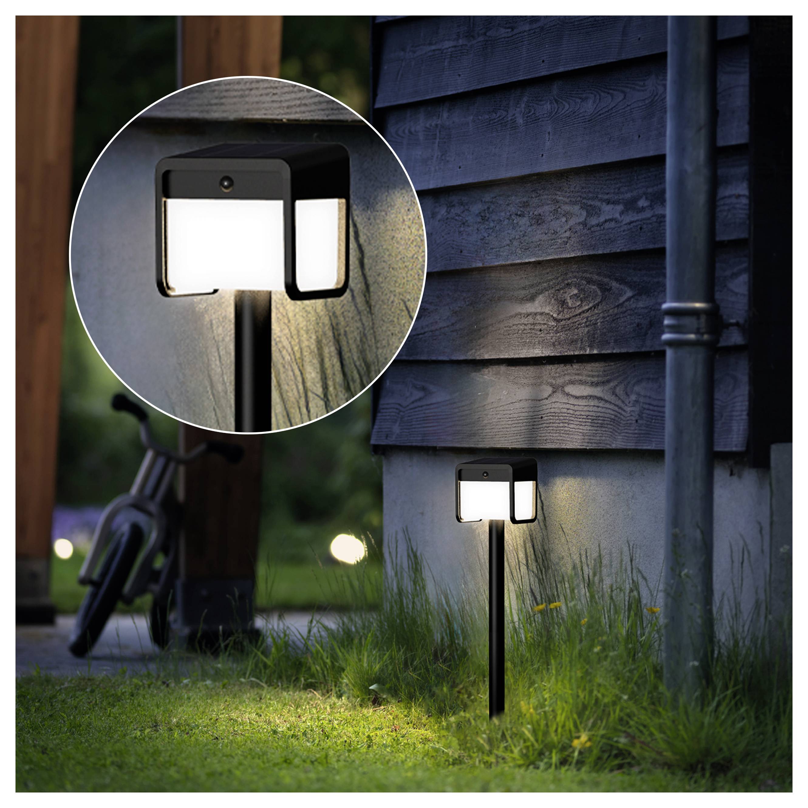 Lampadaire solaire d'extérieur illuminant l'herbe à côté d'une maison au crépuscule, avec un gros plan encadré du luminaire.