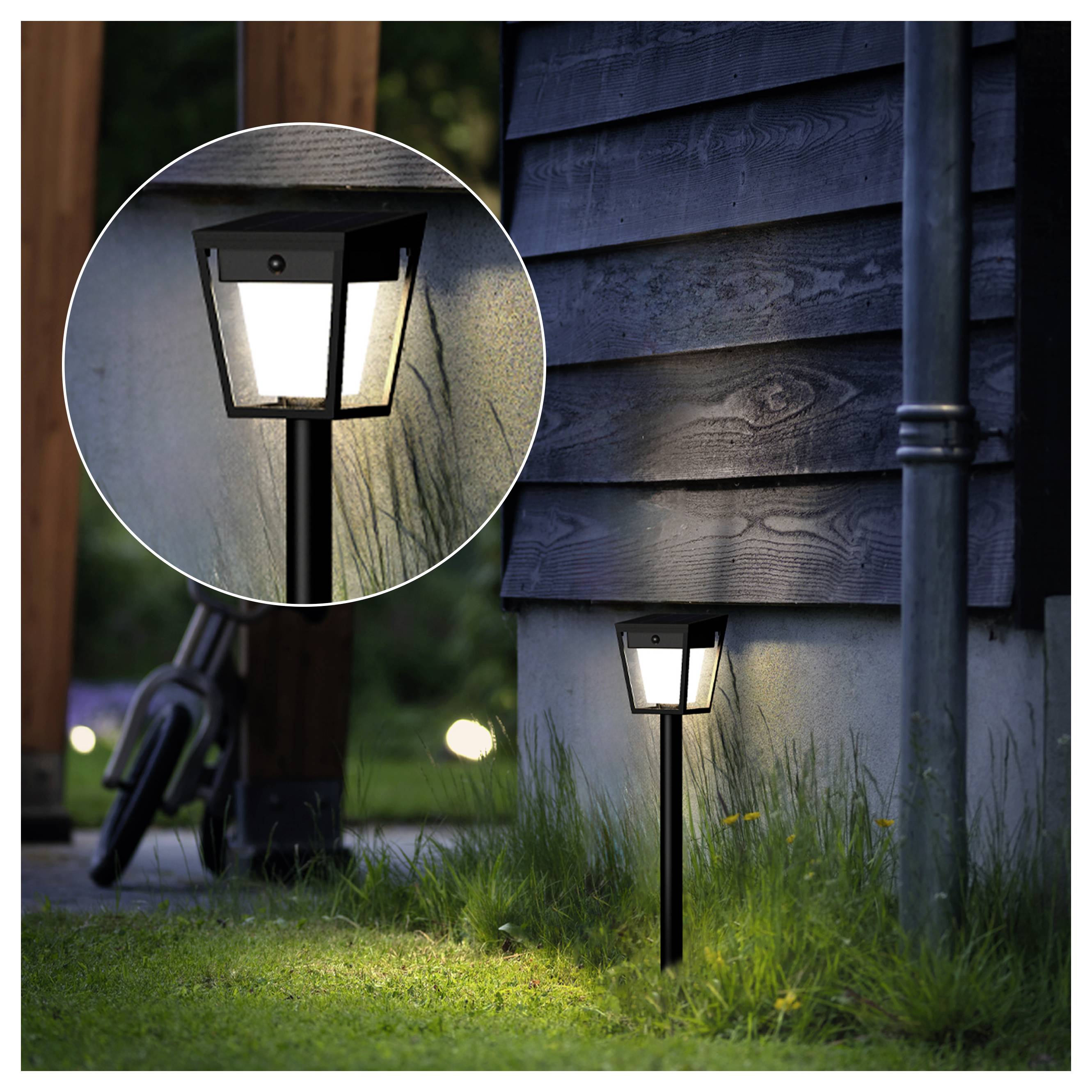 Petite lampadaire extérieur brillant à côté d'un mur de maison, avec un encadré circulaire montrant un gros plan de la lampe.