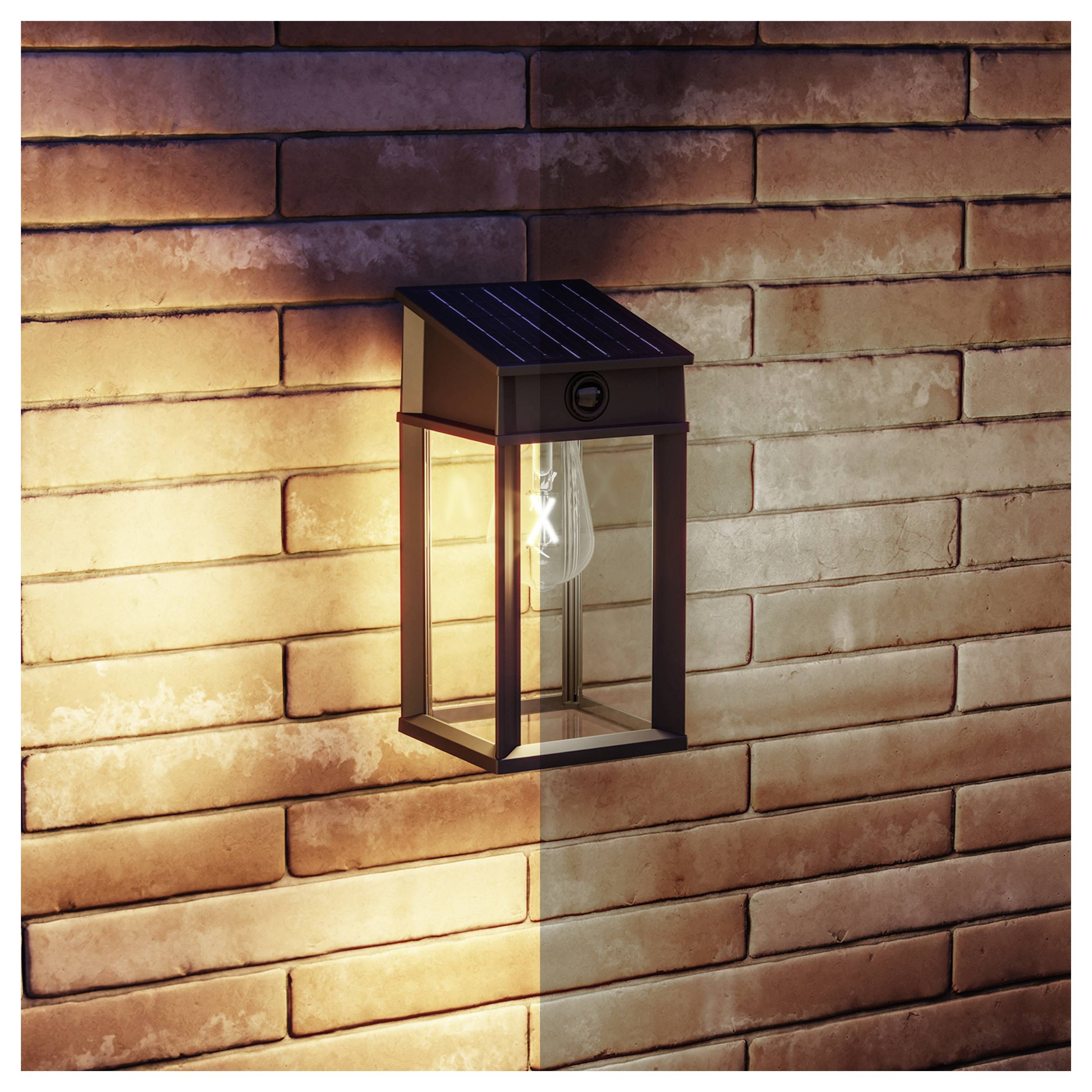 Lanterne murale alimentée par l'énergie solaire montée sur un mur de briques, émettant une lumière chaude au crépuscule.