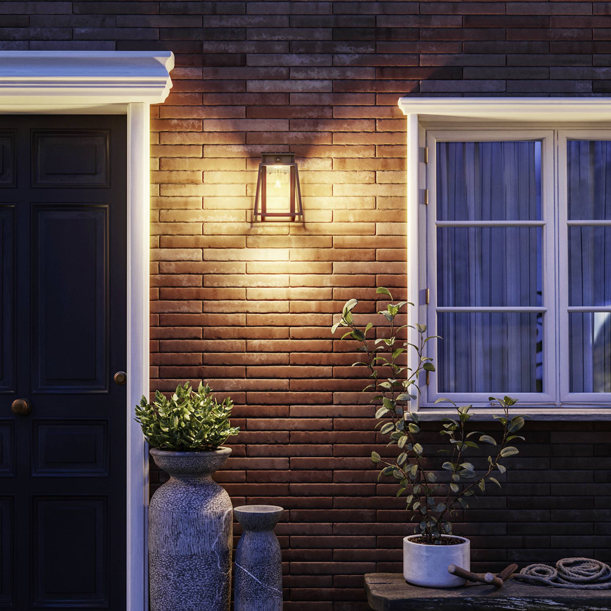 Une porte d'entrée éclairée avec une fenêtre adjacente au crépuscule. Une plante en pot à côté ajoute de l'atmosphère.