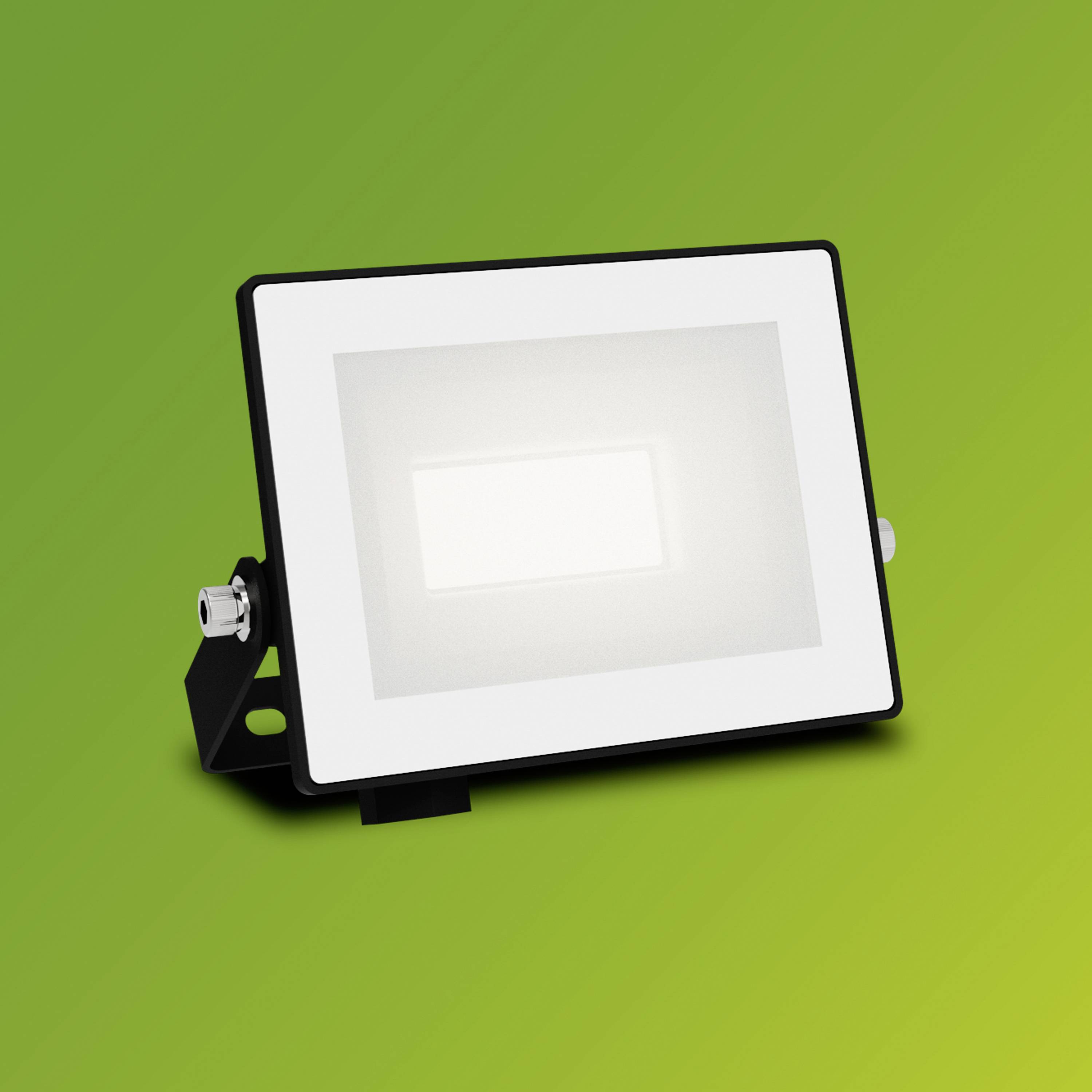 Un projecteur LED rectangulaire avec un cadre blanc et un boîtier noir, placé sur un fond vert.