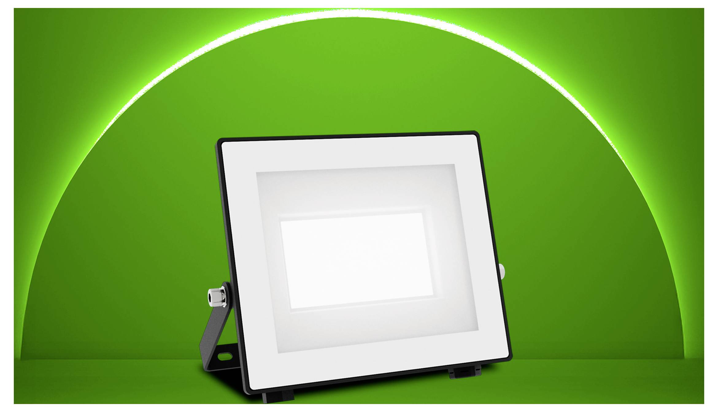 Projecteur LED à cadre noir sur un pied, incliné légèrement vers la droite, sur un fond vert vif avec un arc lumineux.