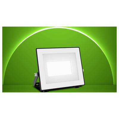 Projecteur LED à cadre noir sur un pied, incliné légèrement vers la droite, sur un fond vert vif avec un arc lumineux.