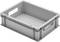 Caisse en plastique grise avec des poignées sur les côtés. Forme rectangulaire, empilable, souvent utilisée pour le stockage ou le transport.