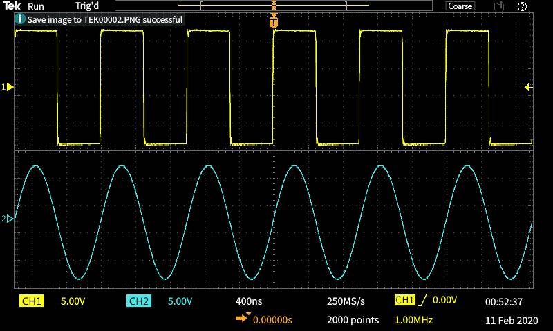 'Oscilloscope affichant deux courbes : Un signal rectangulaire à 5V en haut, un signal sinusoïdal à 5V en bas. Fréquence 1 MHz.'