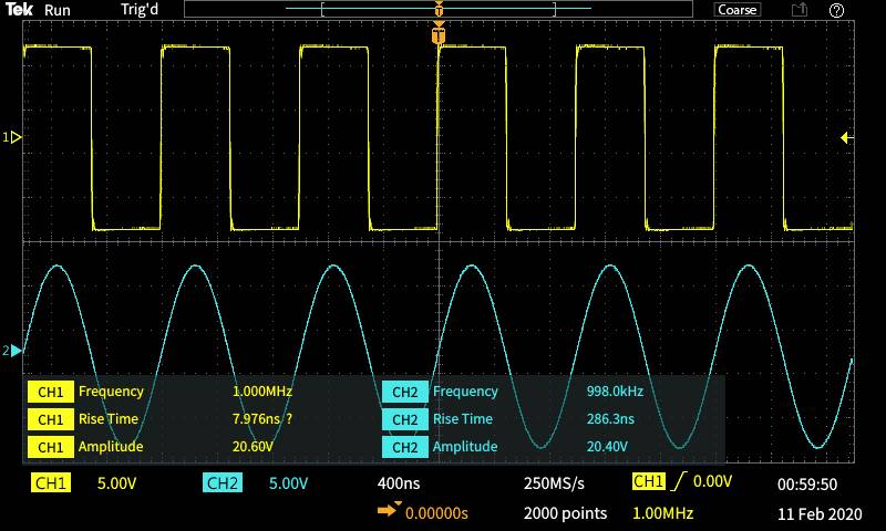 L'image montre un oscilloscope à deux canaux. Le canal 1 présente un signal carré, le canal 2 un signal sinusoïdal. Les fréquences sont respectivement de 1 kHz et 998 kHz.