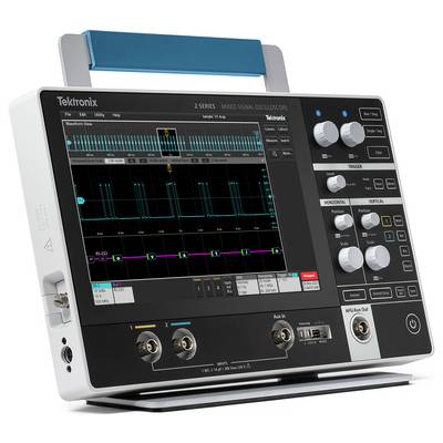 Un oscilloscope numérique affiche des signaux sur un écran, entouré de divers boutons et connexions pour le contrôle du signal.