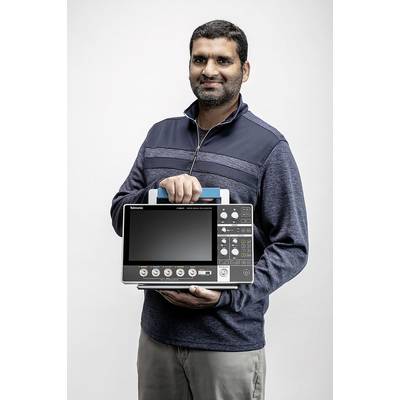Une personne tient un appareil médical portable avec un écran.