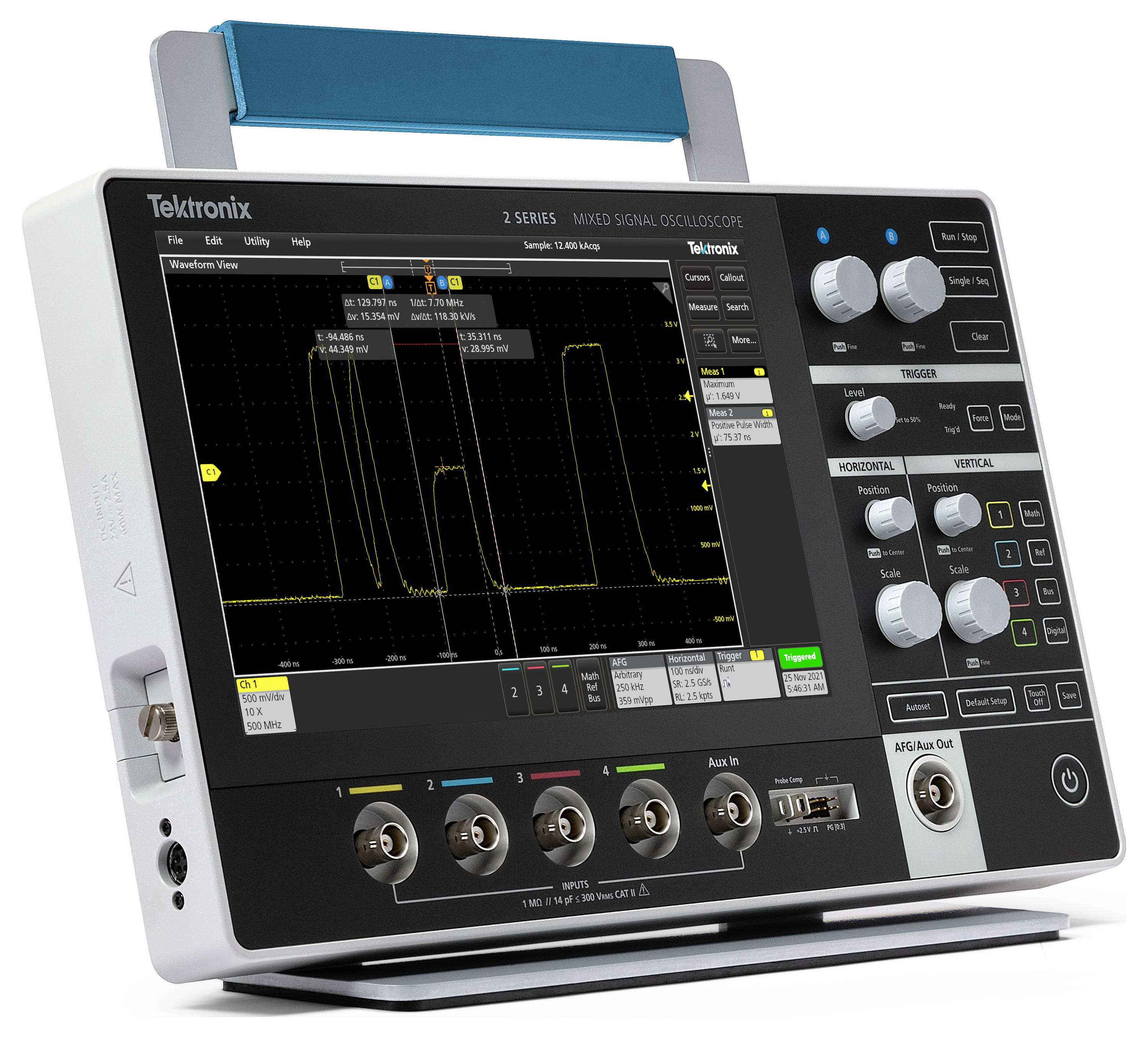 Un oscilloscope avec plusieurs formes d'ondes graphiques sur un écran, des boutons rotatifs et des touches de contrôle des fonctions d'analyse.