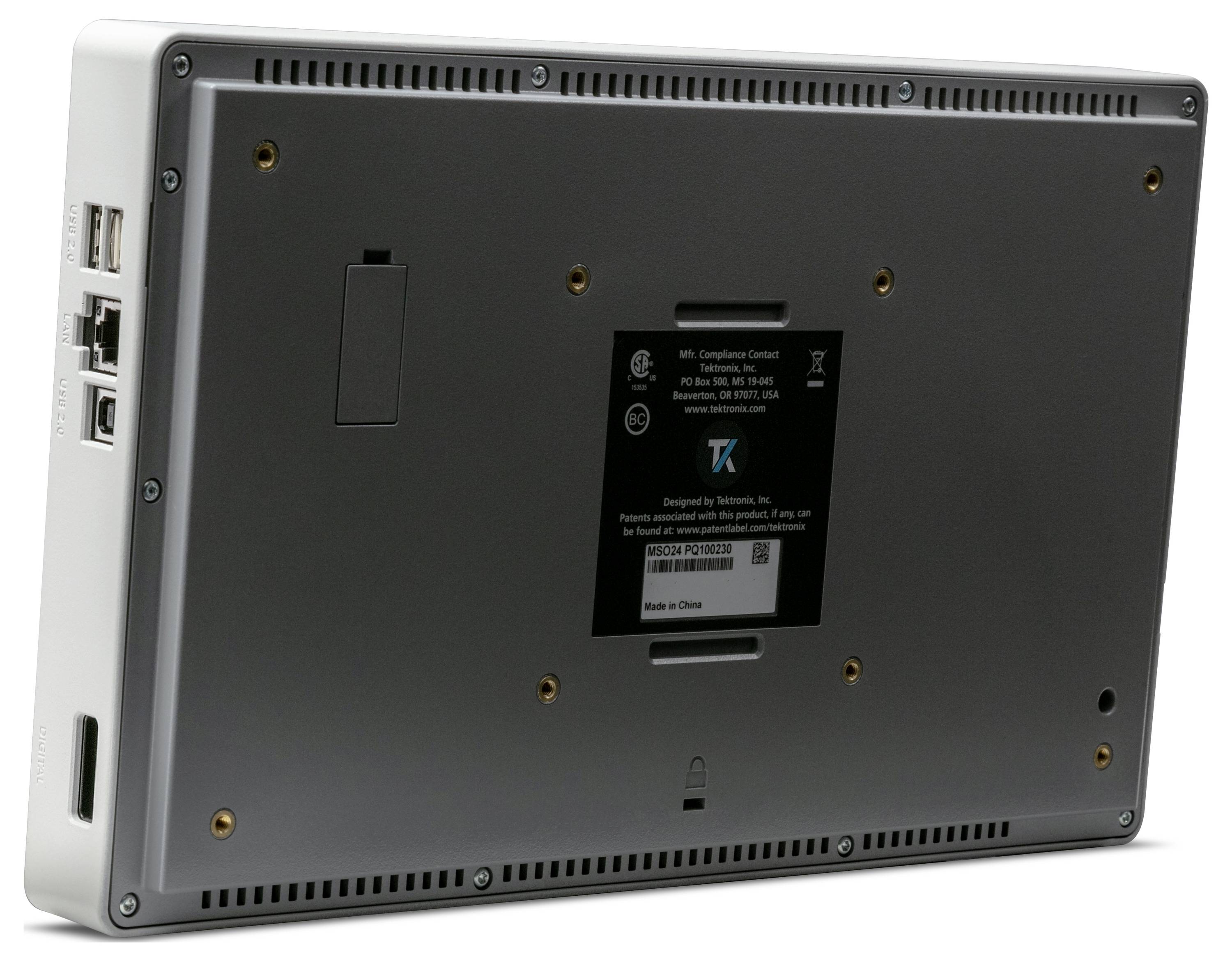 Arrière d'un appareil électronique avec des ports à gauche et une plaque signalétique au centre.