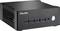 Mini-PC noir avec quatre ports USB à l'avant, portant le logo de la marque Shuttle, adapté aux solutions de poste de travail compactes.