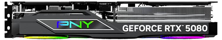 Une carte graphique PNY GeForce RTX 5080, vue de côté, montrant la construction des ventilateurs et le logo avec éclairage RVB.