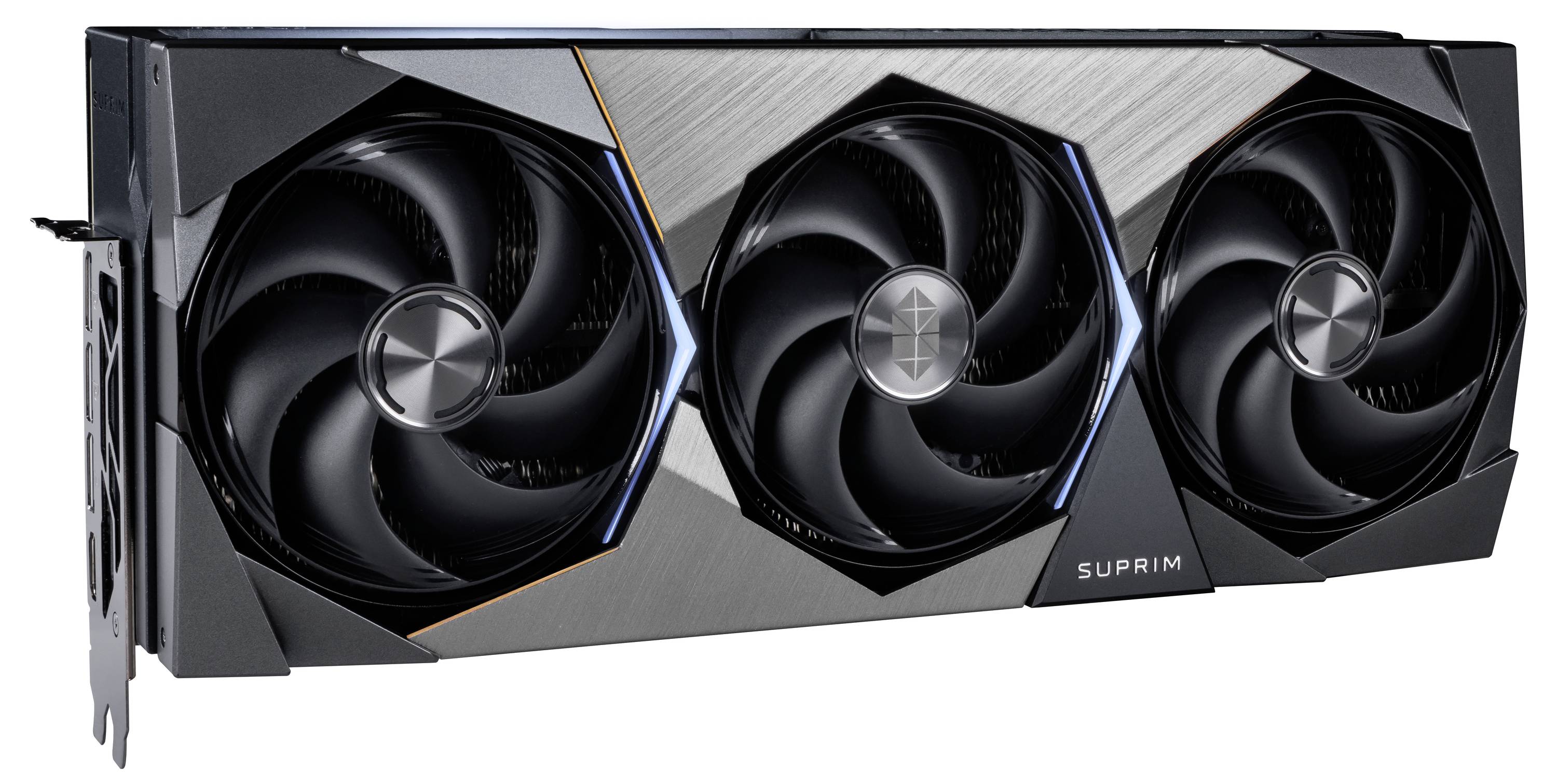 Carte graphique à trois grands ventilateurs, boîtier noir mat, avec des accents argentés, côté gauche montrant les ports de connexion, nom de marque 'SUPRIM' en bas à droite.