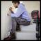 Un homme en vêtements de travail utilise un niveau laser sur trépied et trace une ligne sur le mur. Outils pour des travaux de mesure précis.
