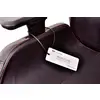 Chaise de gaming noire en cuir avec couture rouge. Une étiquette portant l'inscription 'ARGENT E700 Real Leather Gaming Chair' est fixée sur l'accoudoir.