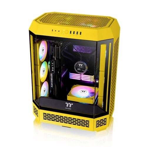 Un boîtier de PC gaming jaune avec des côtés transparents révèle des ventilateurs colorés et lumineux ainsi qu'une carte graphique.