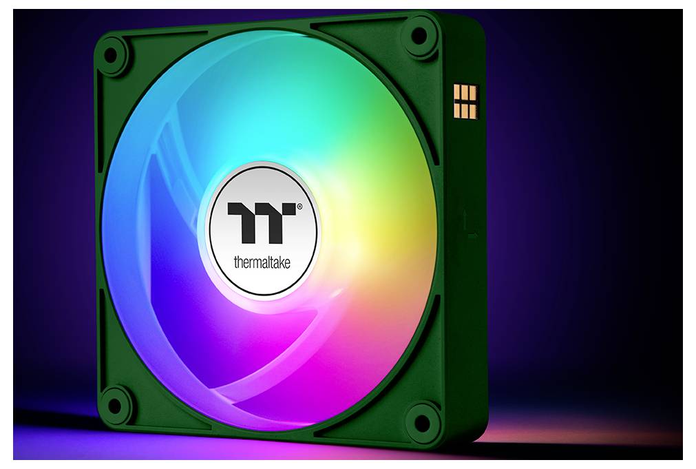 Un ventilateur d'ordinateur éclairé avec des couleurs RVB dans une pièce sombre. Le logo de Thermaltake est visible au centre.