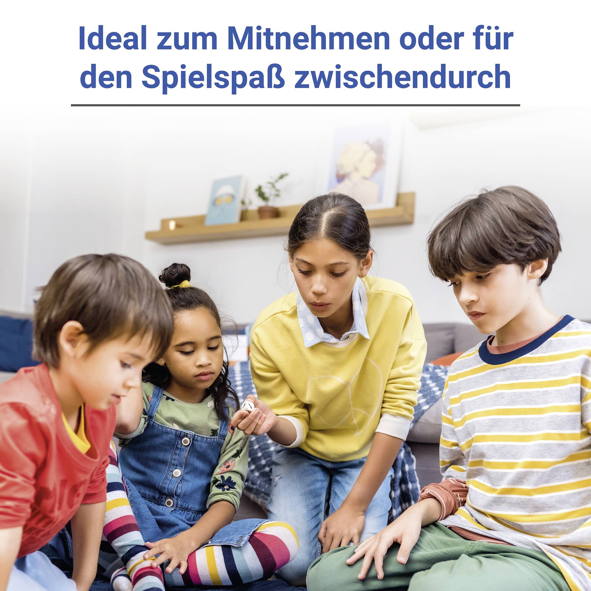 Quatre enfants sont assis par terre dans le salon et jouent à un jeu de société. En haut, le texte indique : « Idéal à emporter ou pour s'amuser en toute occasion ».