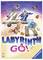 L'image montre la couverture du jeu de plateau 'Labyrinth Go!'. Un magicien et des hiboux survolent un chemin semblable à un labyrinthe.