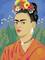 Portrait d'une femme aux fleurs dans les cheveux, portant une robe orange et de grandes boucles d'oreilles, devant un feuillage vert et un ciel bleu.