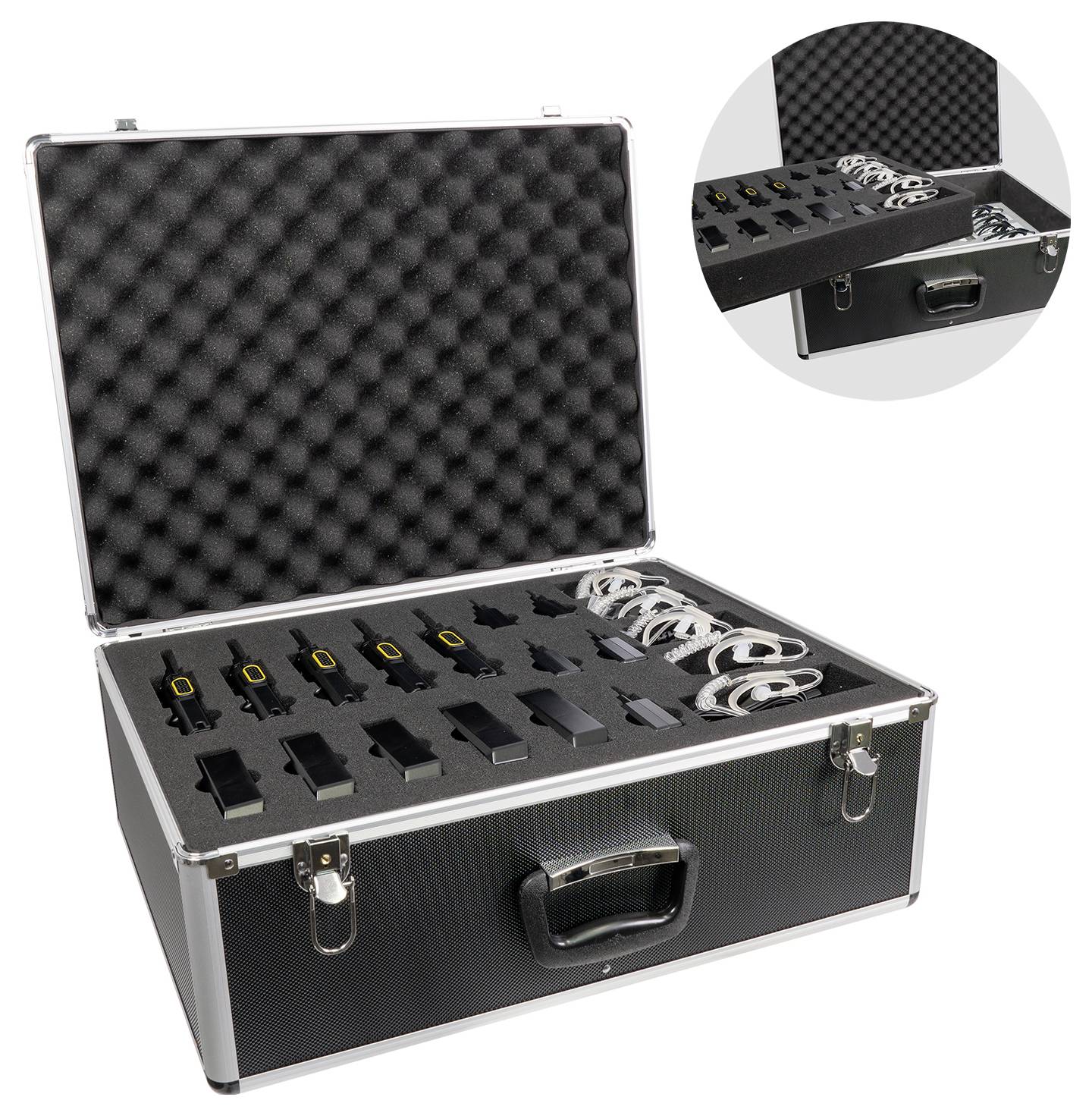 Une valise ouverte présente une collection de microphones et de casques audio dans des inserts moulés, prêts pour le transport ou le rangement.