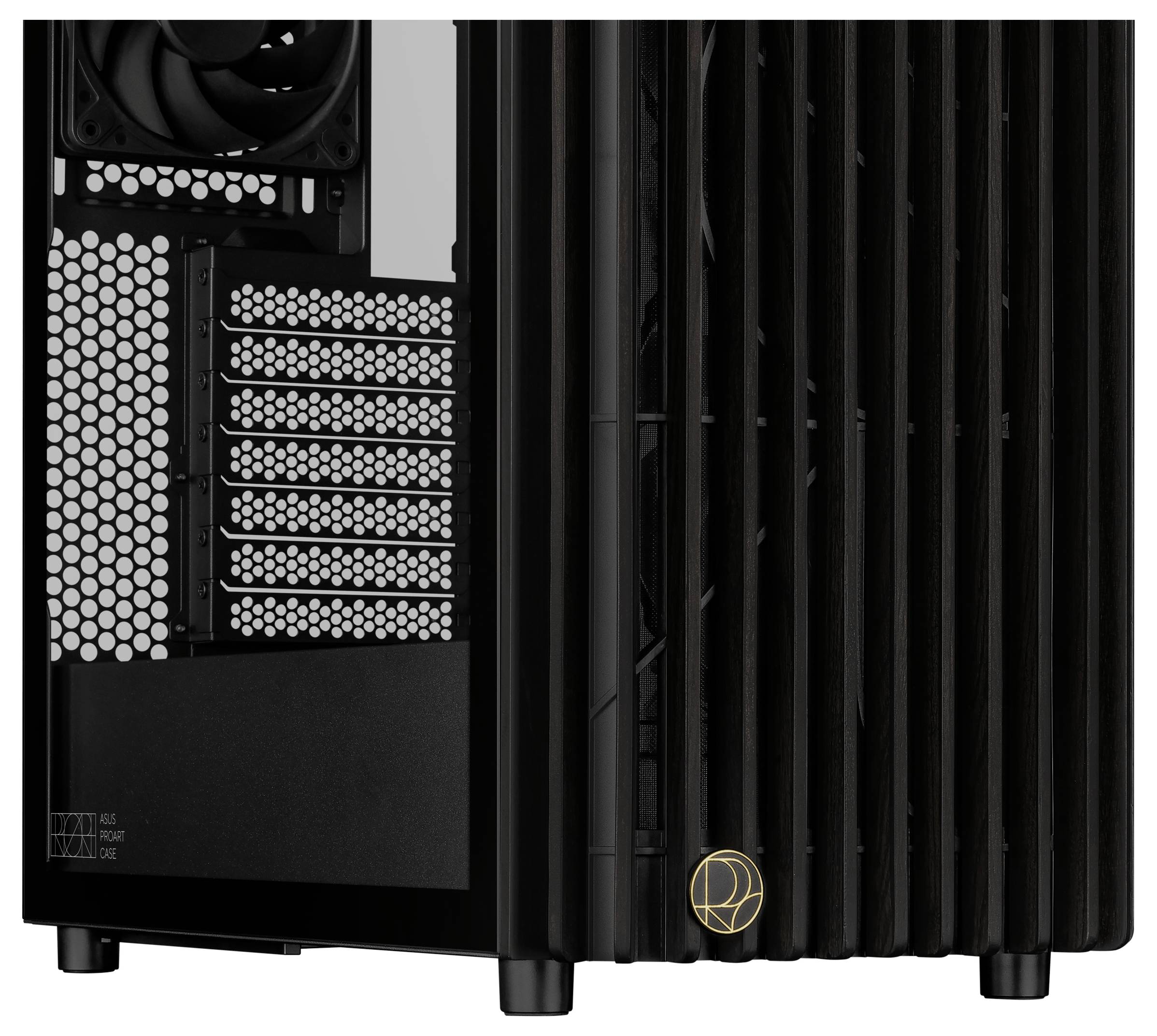 Un boîtier d'ordinateur noir avec des fentes de ventilation verticales et un logo doré en bas à droite.