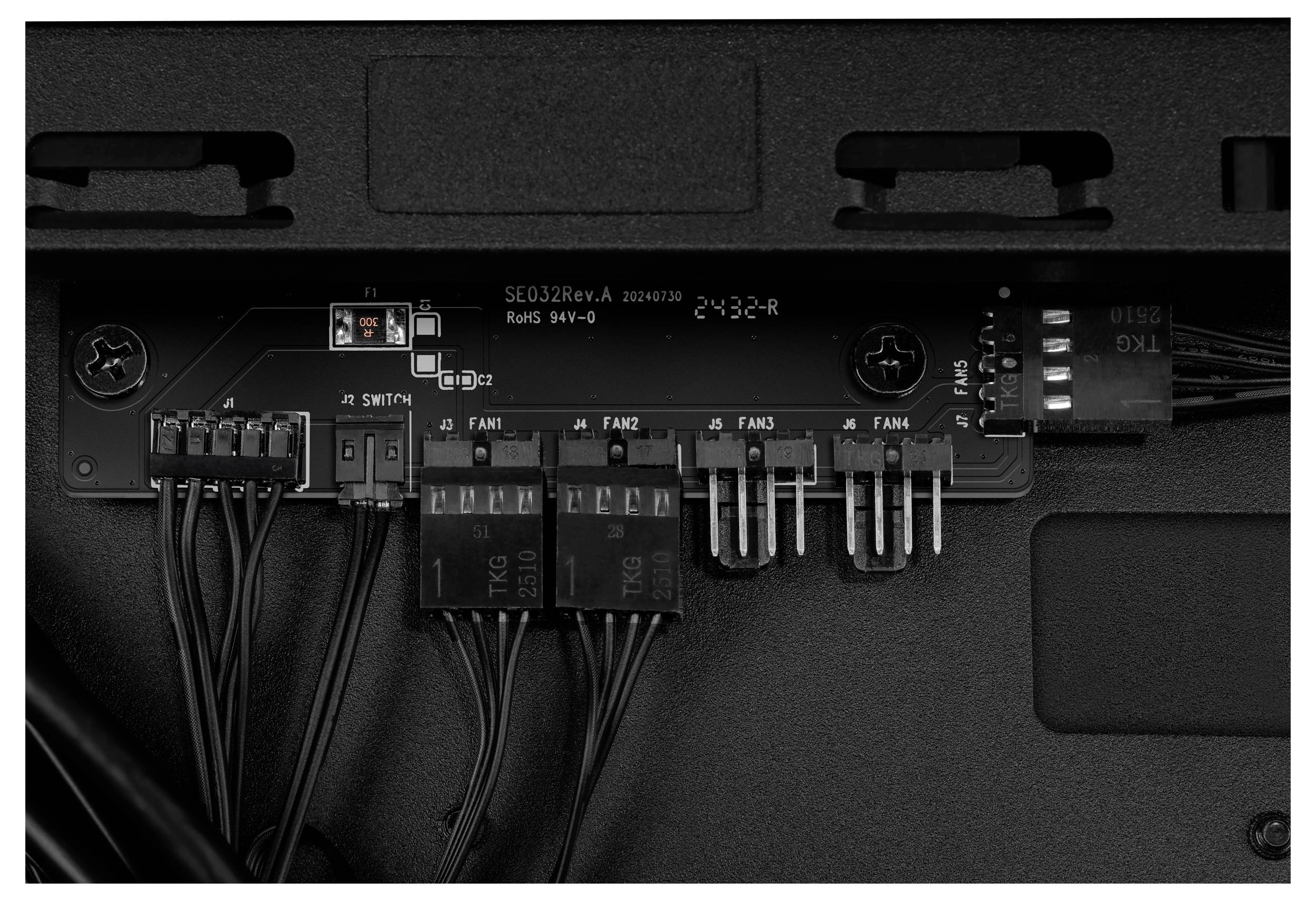 Gros plan d'une carte mère à l'intérieur d'un boîtier, montrant les connexions de câbles et les emplacements de ventilateurs avec des étiquettes et des numérotations.