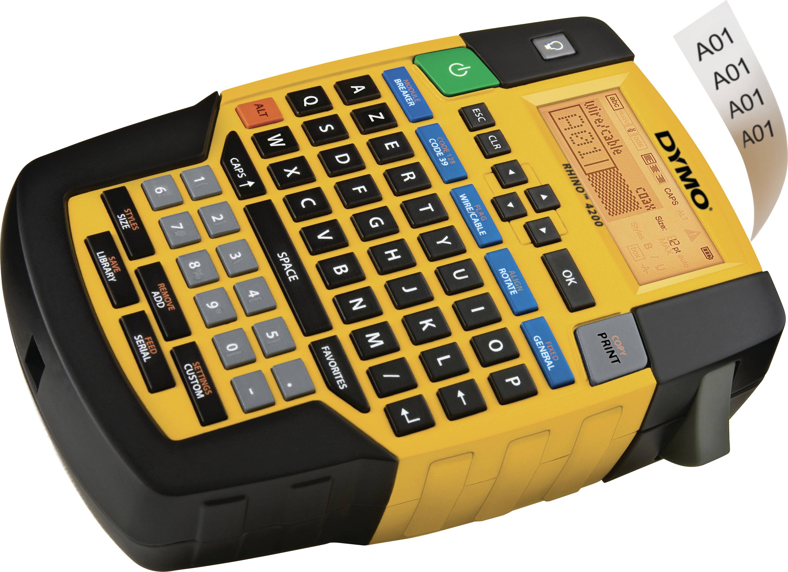 Un appareil d'étiquetage portable avec un clavier QWERTZ et un écran imprime une étiquette portant l'inscription 'A01'.