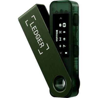 Un portefeuille matériel Ledger de couleur vert foncé avec le couvercle ouvert, montrant un petit écran affichant des symboles de cryptomonnaies et le mot 'Bitcoin'.
