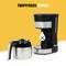 Une machine à café noire avec des carafes en acier inoxydable et un système anti-gouttes. Une carafe est à côté de la machine, tous deux sur un fond blanc.