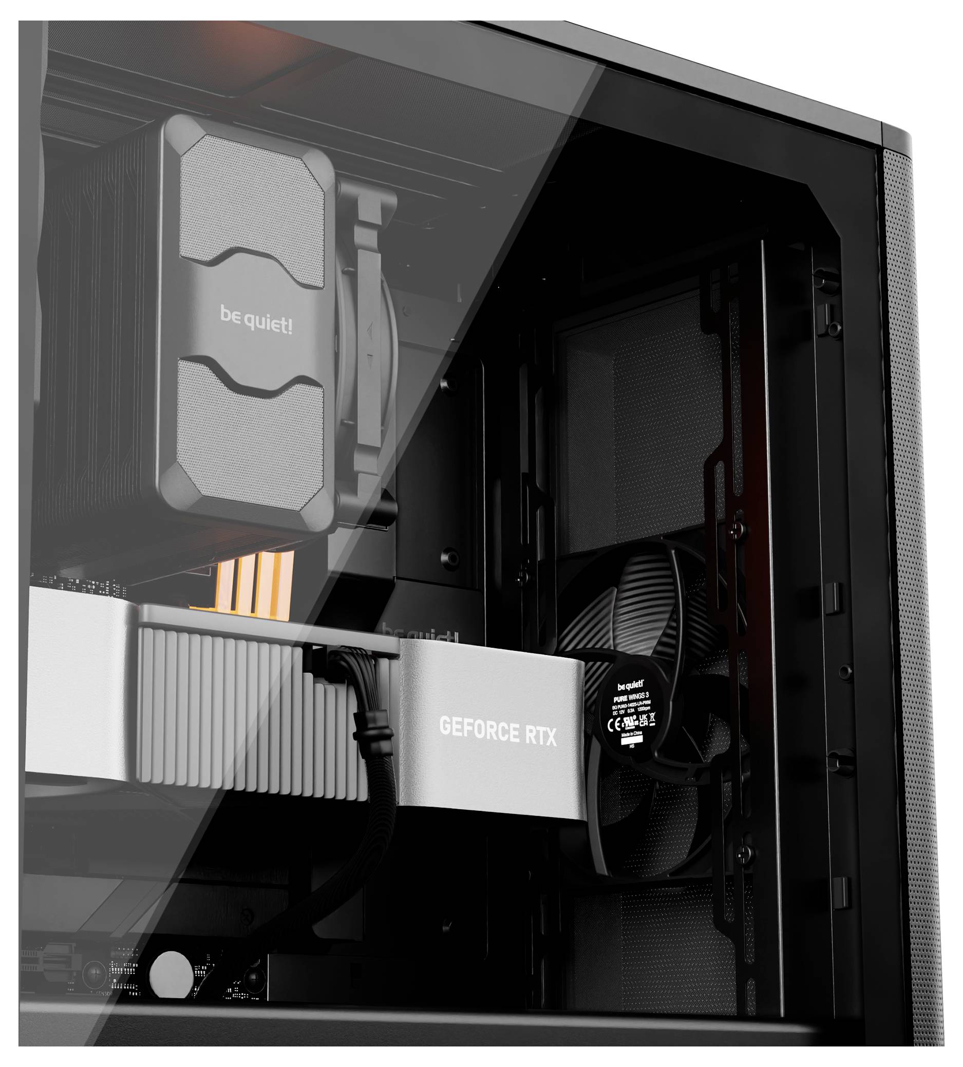 Intérieur d'un boîtier d'ordinateur avec une carte graphique 'GeForce RTX' visible et un ventilateur de processeur 'be quiet!'.