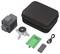 L'image montre un projecteur avec ses accessoires : un sac de transport noir, un chargeur, un circuit imprimé vert, un objet en forme de réseau et une télécommande.