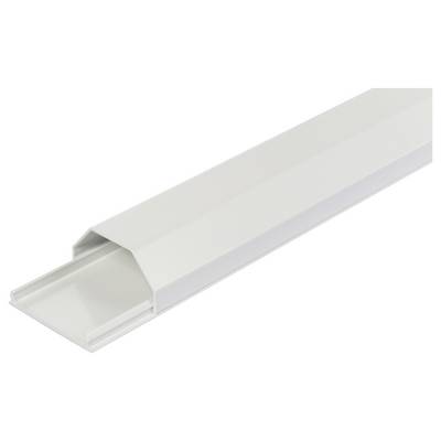 Un goulotte de câbles blanche avec couvercle amovible, utilisée pour organiser et dissimuler les câbles dans les espaces résidentiels ou de bureaux.