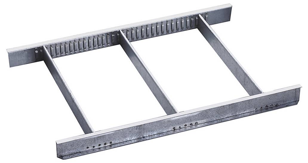 Grille métallique à claire-voie avec trois traverses parallèles, de forme rectangulaire, adaptée aux applications industrielles.