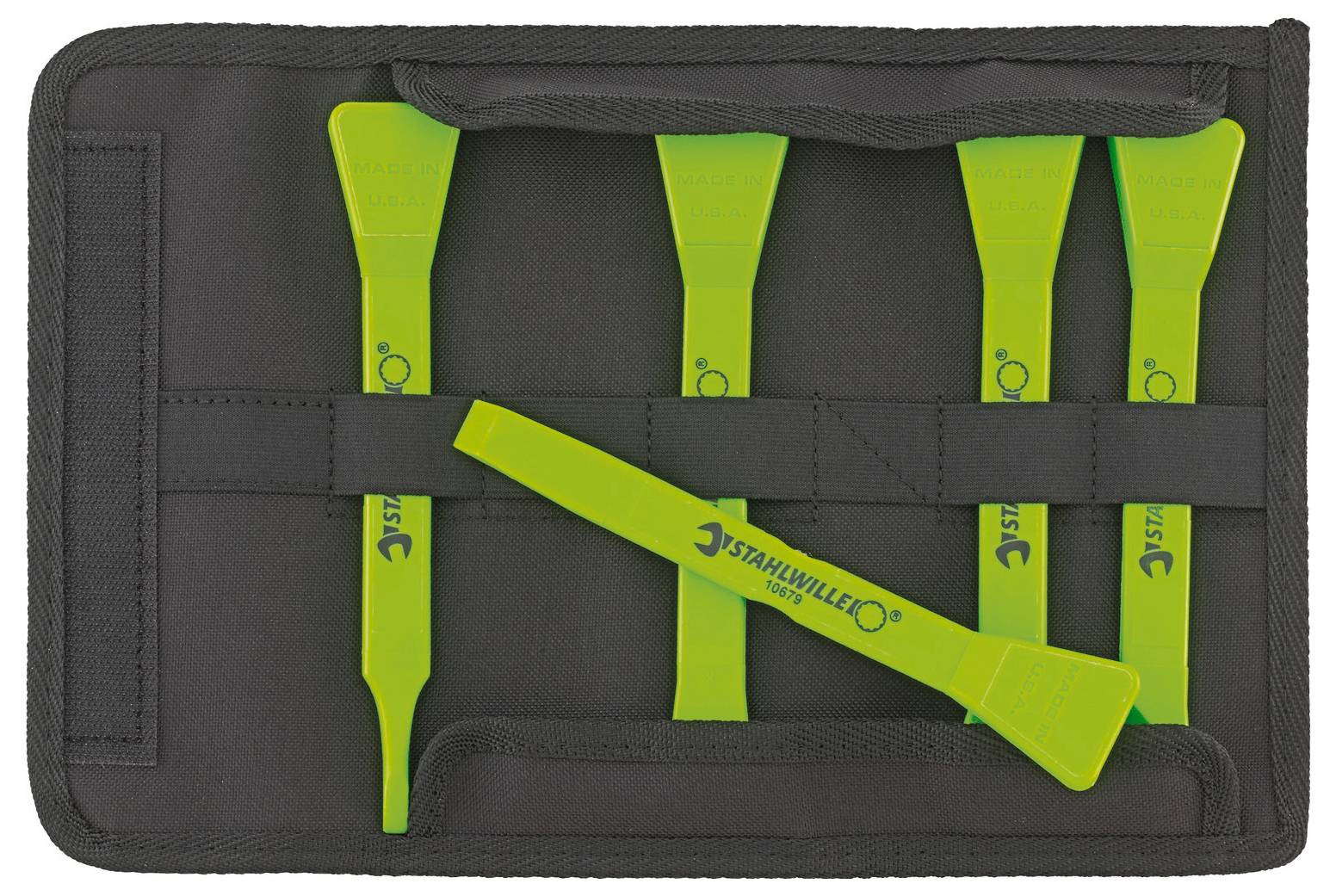 Une boîte contenant cinq coins en plastique vert dans une pochette en tissu noir, présentant différentes tailles et formes.