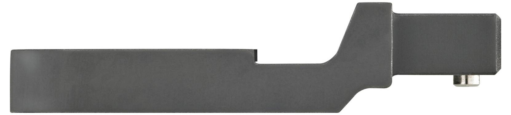 Pièce métallique noire, plate et profilée, avec une extrémité arrondie et un petit ergot métallique saillant sur le côté droit.