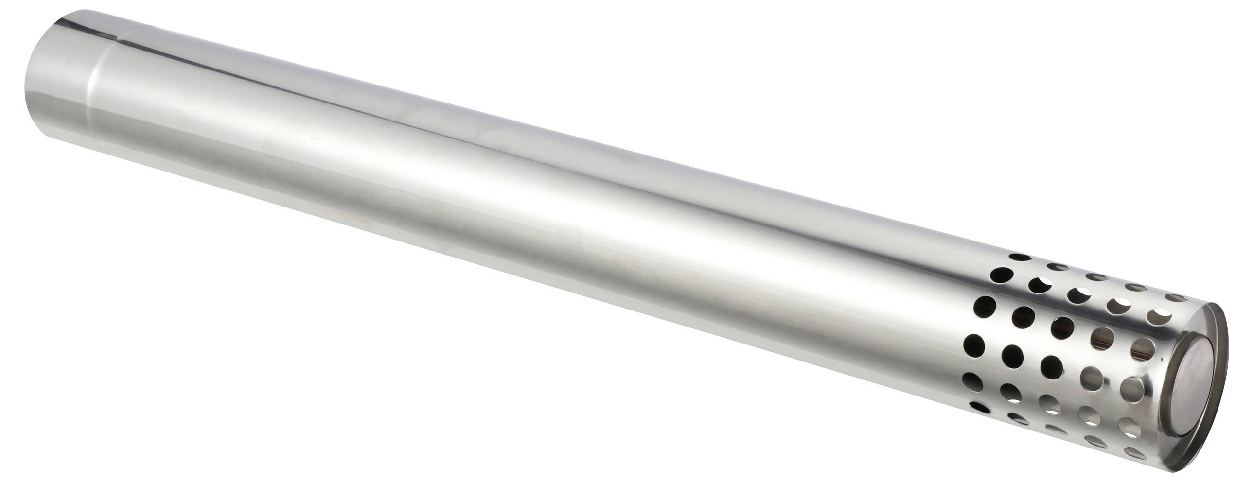Un tube cylindrique brillant et métallique avec des trous perforés sur une extrémité, probablement un silencieux ou un composant d'échappement, isolé sur un fond blanc.