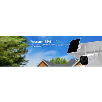 Foscam BP4 : Caméra de surveillance sur batterie avec Wi-Fi et panneau solaire. Arrière-plan avec maison et arbre flous, ciel bleu.