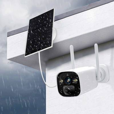 Caméra de surveillance avec panneau solaire sur un toit par temps pluvieux.
