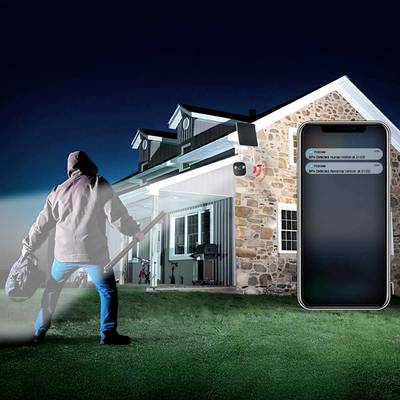 Un cambrioleur encapuchonné s'approche d'une maison. Une notification sur mobile affiche 'Mouvement détecté', ce qui suggère la présence d'un système d'alarme.