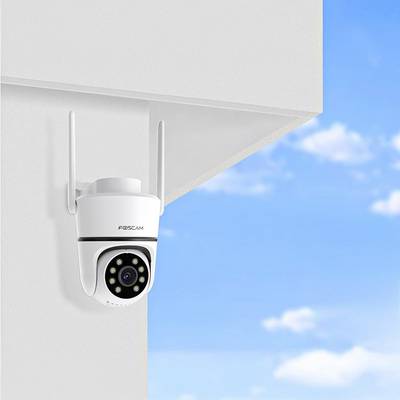Caméra de surveillance montée sur un mur, avec un ciel bleu et des nuages en arrière-plan.