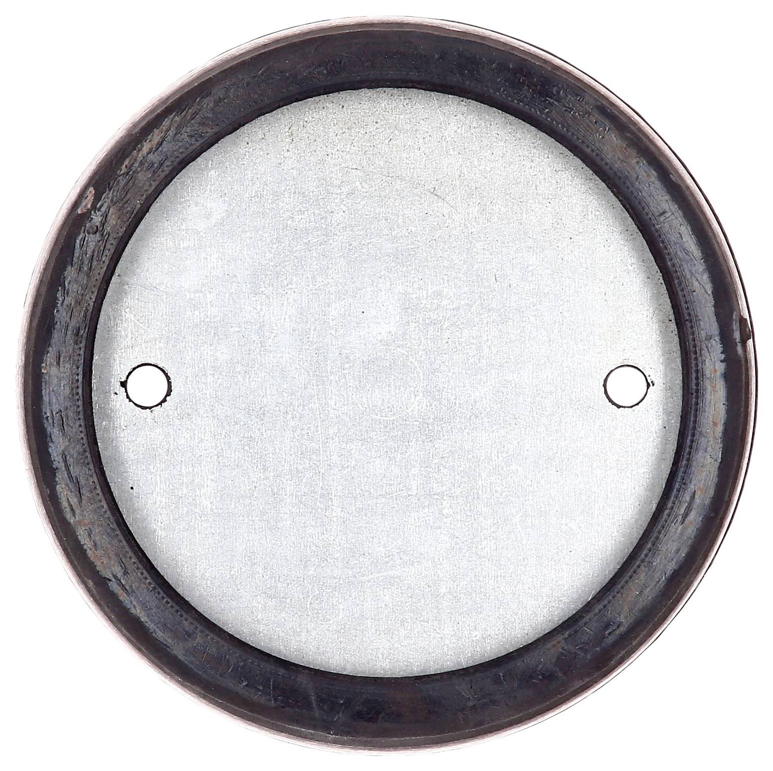 Une surface métallique et circulaire avec deux petits trous, entourée d'un bord sombre et circulaire.